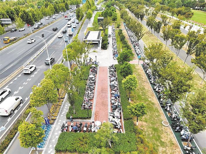 将绿化带改设为停车位，有效破解“车辆打围”难题  东西湖区11个地铁口停车不再难