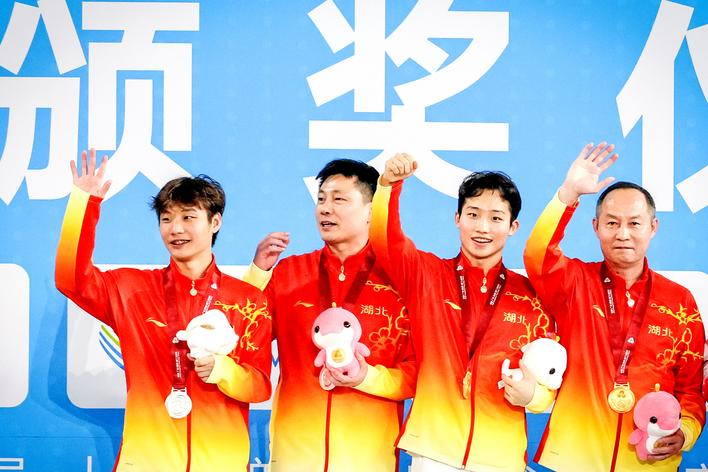 湖北队包揽跳水男子3米板金银牌  王宗源加冕“双金王”