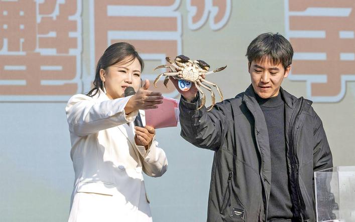 洪湖清水大闸蟹开捕今冬第一篓 “蟹王”“蟹后”各赢得888元奖金