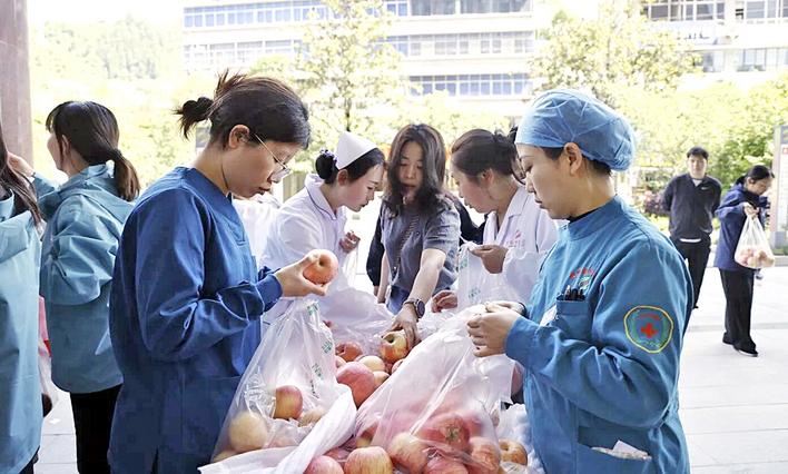 鄂西小城上演爱心接力  8000余斤苹果19小时售罄