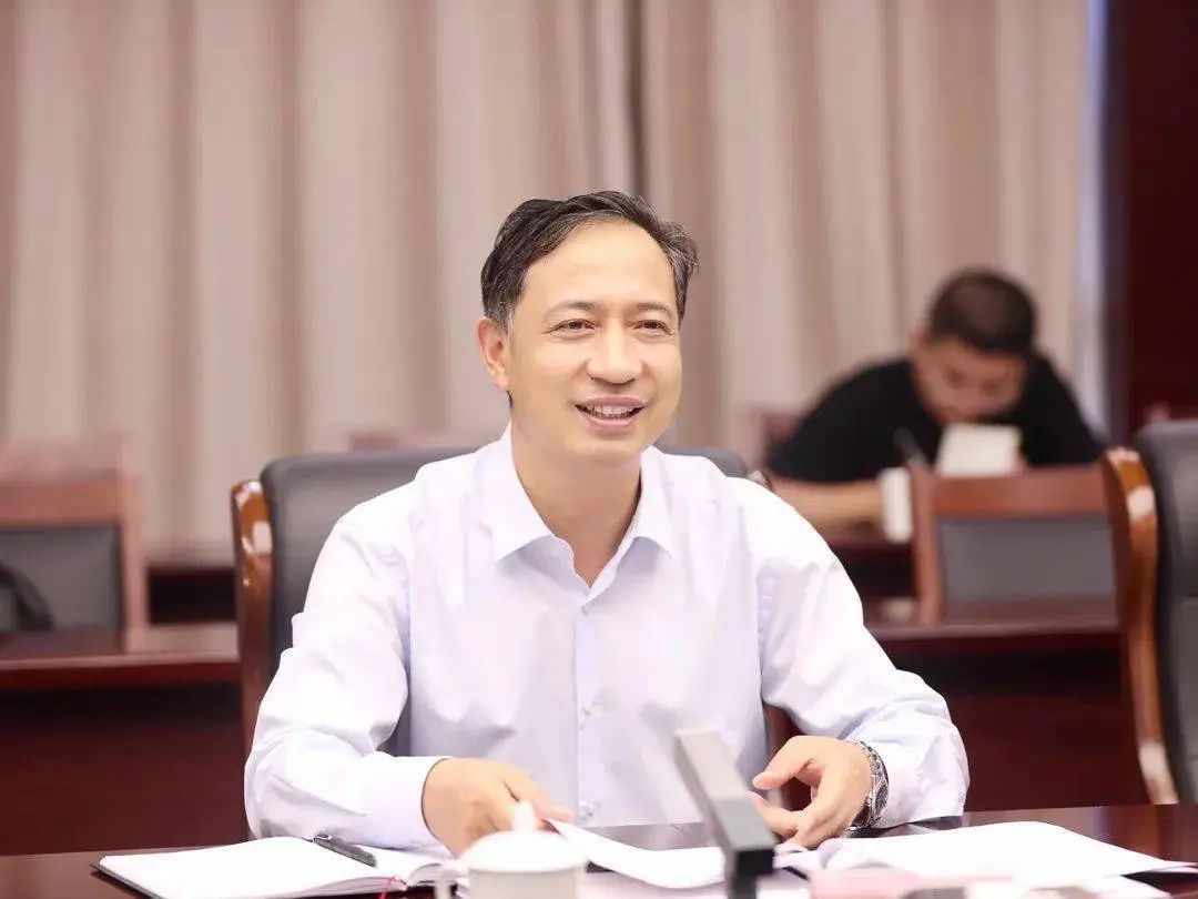 10月13日，省长卢东亮主持召开省政府常务会议