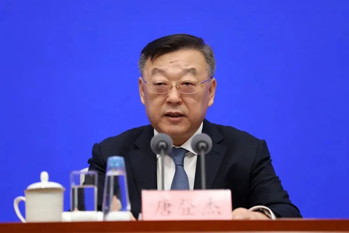 唐登杰主持召开省委理论学习中心组集体学习会