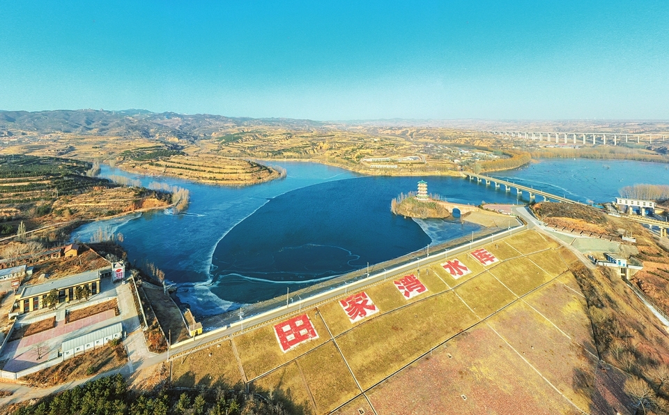 碧水楼阁绘冬韵