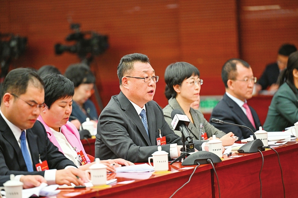 建言献策惠民生