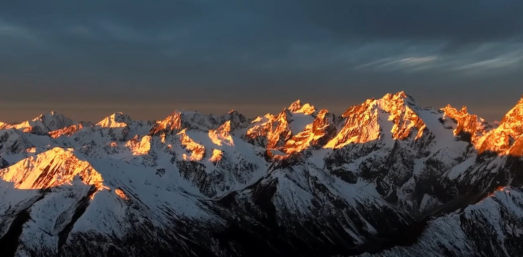 云南迪庆：梅里雪山与白马雪山梦幻同框