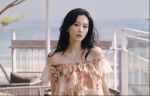 刘诗诗印花露肩长裙芬芳四溢 大口喝果汁清爽甜美