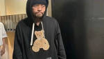 周杰伦与粉丝合影显老态 背影佝偻显沧桑