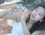宋茜去野外露营吃烤肉串好惬意 穿吊带少女感十足