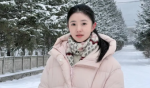 刘浩存穿粉色羽绒服笑容清甜 雪中奔跑充满生命力