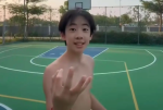 陈小春儿子Jasper现身球场 运球投篮尽显少年朝气