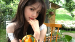 杨超越和橘子合照俏皮可爱 一头卷发少女感满满