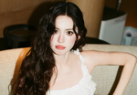 娜扎晒海边随拍照状态松弛！穿白色吊带裙清纯可人