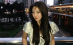 沈月穿格纹连衣裙城市游玩 元气灵动少女感十足