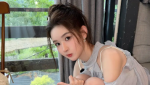 王玉雯穿浅蓝露肩薄纱上衣 眼神澄澈灵动清甜可爱