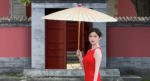 景甜身穿红裙凸显雪白肌肤 手拿油纸伞宛如画中人