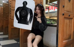 程潇手拿射击瞄准靶低头浅笑 晒练瑜伽柔韧性惊人