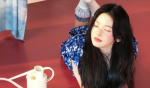 章若楠妆容精致化身千禧少女 身材窈窕慵懒又迷人