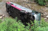 重庆载20人客车翻入河沟 已致1死1重伤