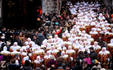 比利时民众戴面具庆祝班什狂欢节