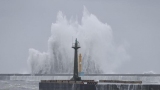 台风“海葵”逼近台湾 宜兰海边掀巨浪