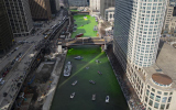 庆祝圣帕特里克节美国芝加哥河被染成绿色