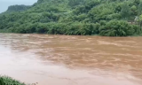 重庆18个区县出现暴雨 8条河流一度超警