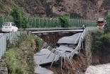 水流沖垮國道路基 四川茂縣213線交通管制