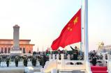 为何年轻人爱扎堆天安门广场看升旗 共迎新年第一缕阳光