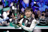 世界斯诺克巡回锦标赛赵心童捧杯