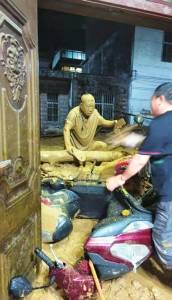 洪水泥漿中抱樹求生的“泥人”發(fā)聲 鄉(xiāng)親們安全最重要