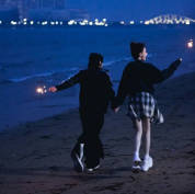 戚薇李承鉉海邊牽手放煙花 深情對視氛圍感拉滿