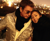 鞏俐和老公打卡北京中軸線 兩人親密依偎畫面溫馨