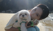程瀟曬海邊美照秒變明媚少女！隔空吻寵物狗超有愛