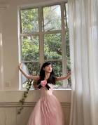 章若楠穿粉抹胸裙明媚娇俏 托脸沉思好似千禧公主