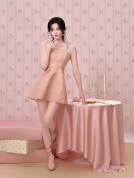 孔雪儿粉色吊带裙元气甜美 妆容精致魅力四射