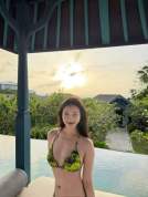 菅纫姿穿比基尼漫步沙滩 身姿舒展尽显热辣好身材