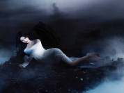 鞠婧祎身着纱裙清冷破碎 垂眸轻捻长发故事感满满