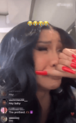 CardiB承认第四个孩子是前夫亲生 直播中崩溃落泪