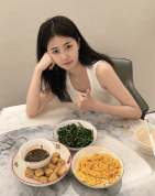 白鹿给助理呵呵做饭 素颜出镜清纯又甜美