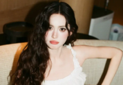娜扎晒海边随拍照状态松弛！穿白色吊带裙清纯可人