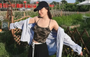 李小璐甜美比心自在随性 穿迷彩吊带衫身材火辣