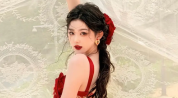 孔雪儿穿红衣化身玫瑰耀眼迷人 手拿石榴夏日拉满