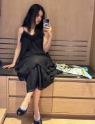 张婧仪穿黑色蕾丝吊带长裙 慵懒松弛温柔又清甜