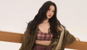 虞书欣穿美拉德色系格纹套装 明艳复古辣妹感十足
