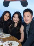 李小鹏带女儿参加慈善晚宴 14岁奥莉越来越像妈妈