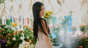 白鹿穿长裙温柔恬静 锁骨线条精致美背撩人