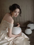 关晓彤香槟色一字肩亮片礼服 抬眸侧望清冷雅致
