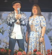 梅启明跪地否认偷妹妹梅艳芳骨灰：我偷来干嘛呢？