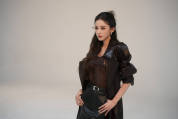 娜扎穿黑色皮裙时髦摩登 秒变性感酷girl又美又飒
