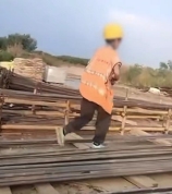 带孩子到工地搬钢筋，真能“治厌学”？